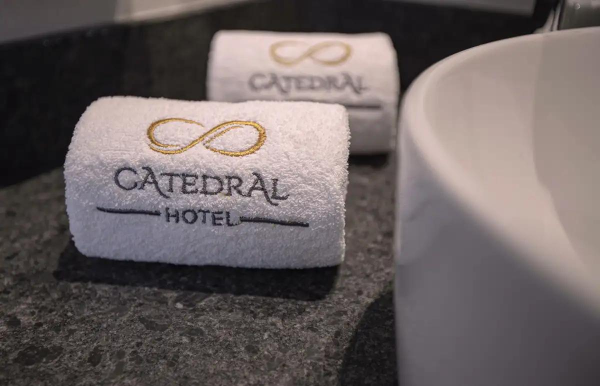 Primer plano de una toalla con el logo del Hotel Catedral en Hotel Catedral