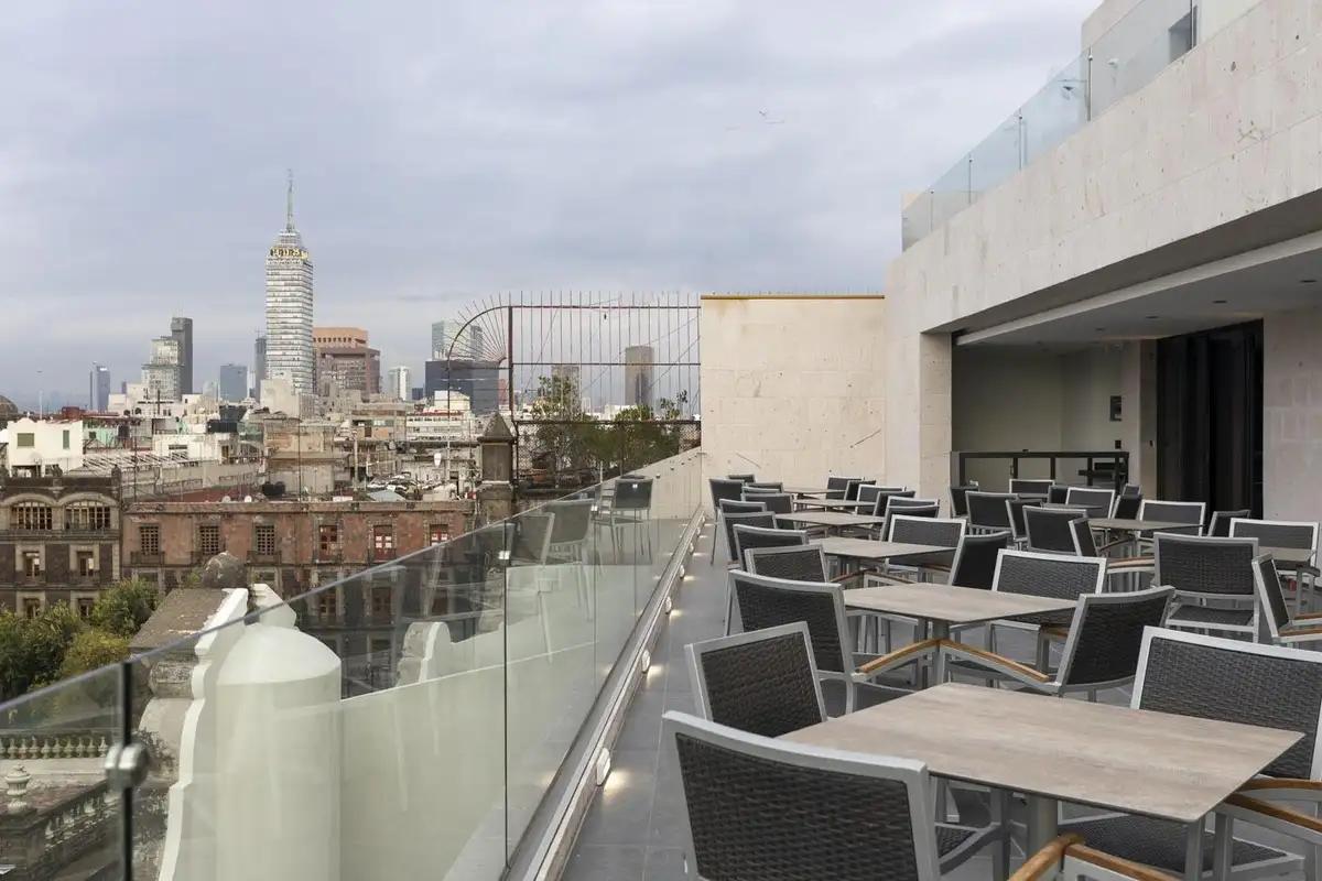 Vue de la Terrasse Bar avec Petit-déjeuner Continental