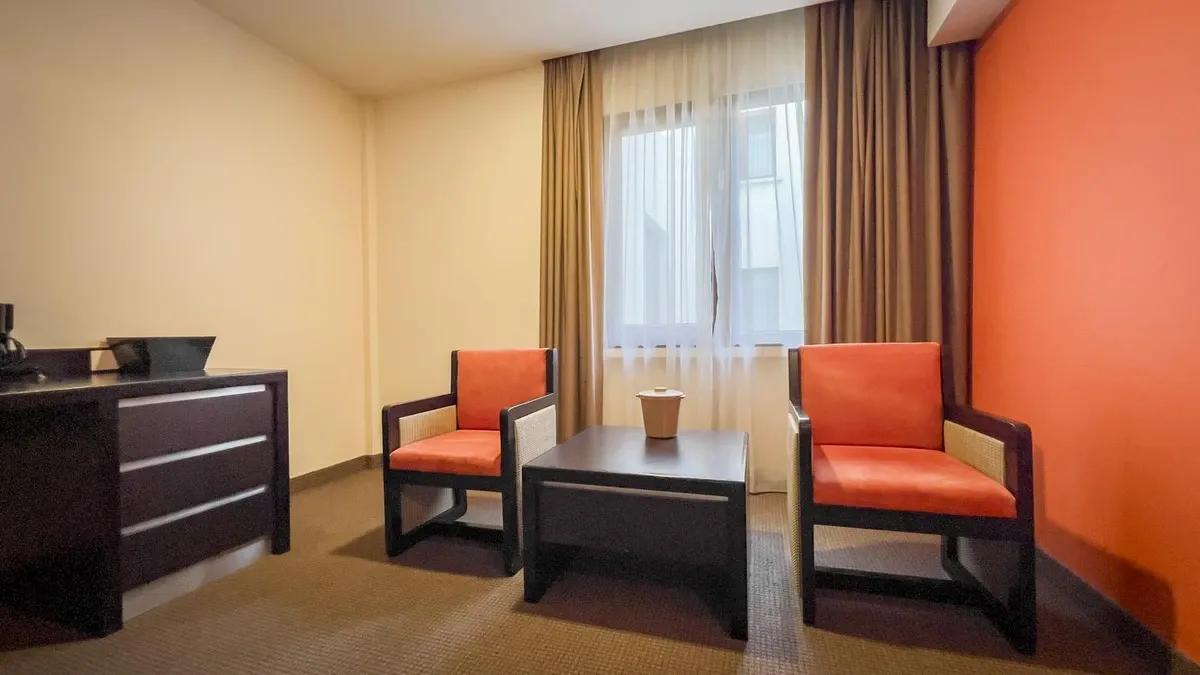 Two chairs in the frame of the Junior Suite room from Hotel Catedral.