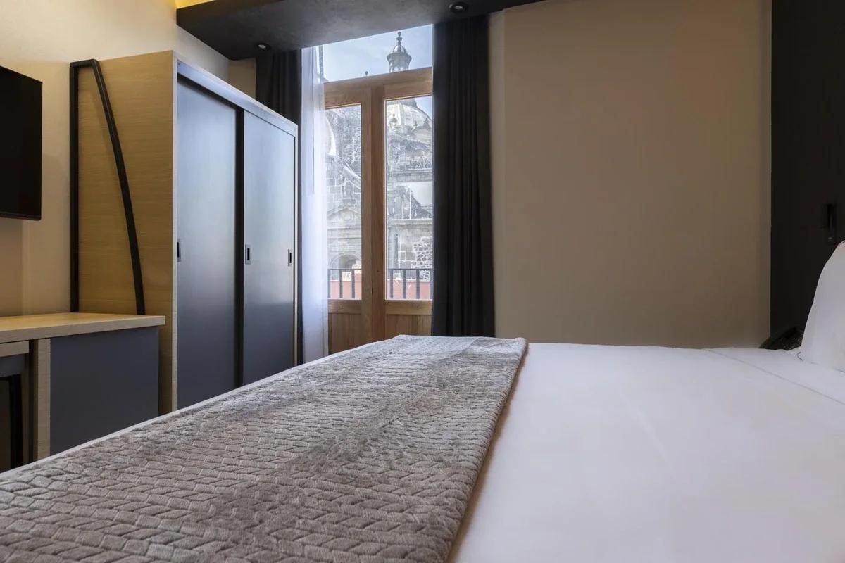 Hotel Catedral. Single room with balcony. Modern decor with views of the Metropolitan Cathedral.