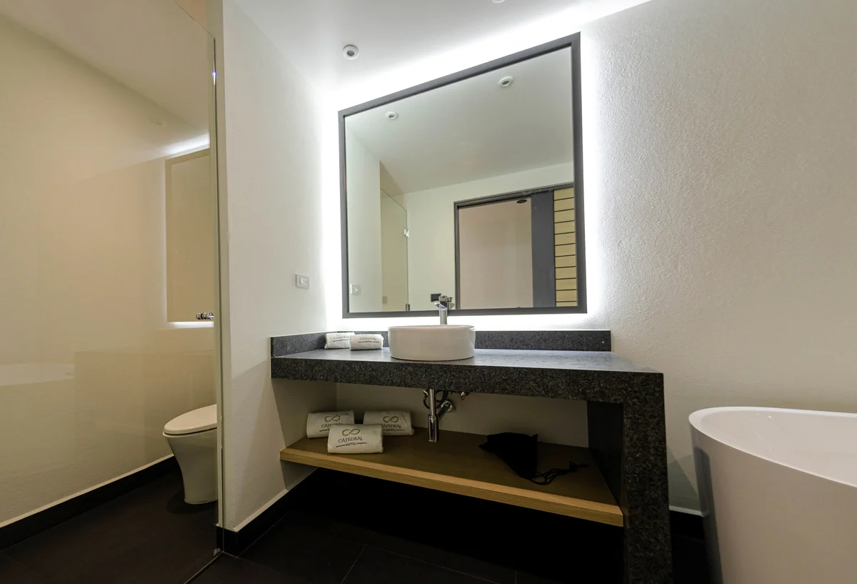 Hotel Catedral. Baño de la Corner Suite. Ducha de lujo y bañera profunda.