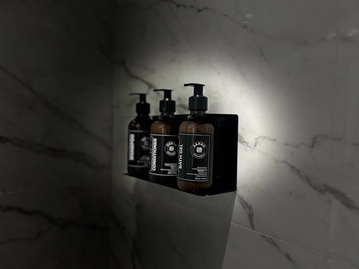 Hotel Catedral. Primer plano de las amenidades en el baño de la habitación doble interior.