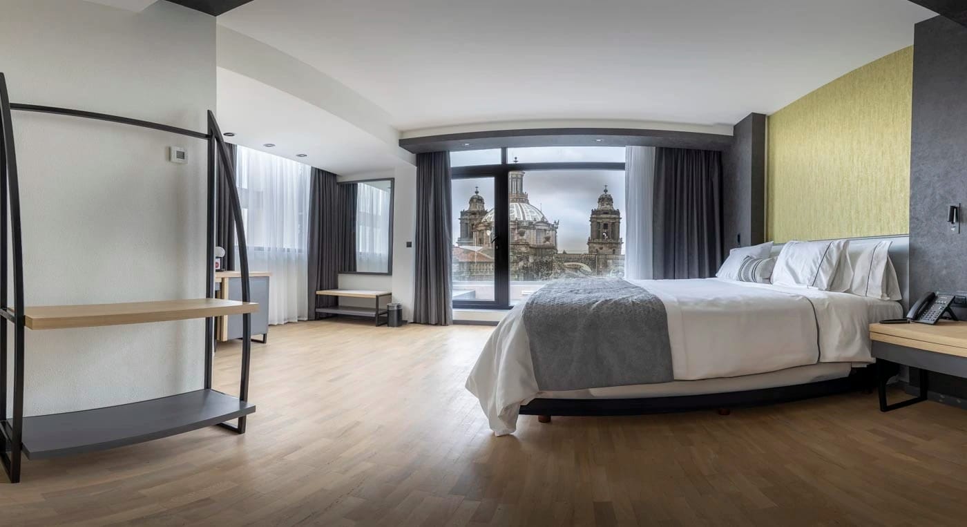 Hotel Catedral. Vista amplia de la Suite Templo Mayor con decoración lujosa.